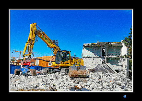 Nbi-70x50-S3-W-grue-demolition-hotel-LR-IMG_20180809_173519