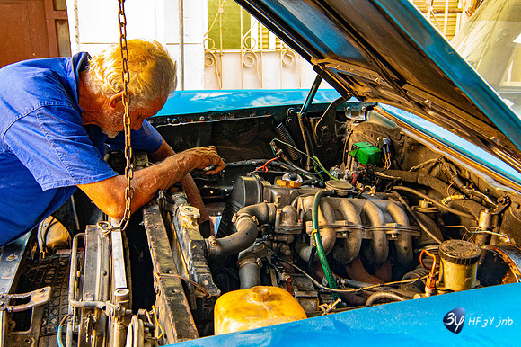 20180213-voiture-ancienne-Cuba-Havane-mecanicien_7D48982